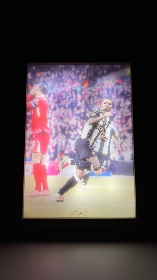 Isak Celebration Pointing at Vvd Frame